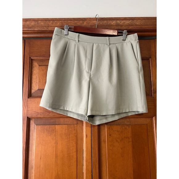 32 Degrees Cool Women's Tailored Dress Shorts Pleated High Rise Sage Green SZ L - Picture 2 of 11